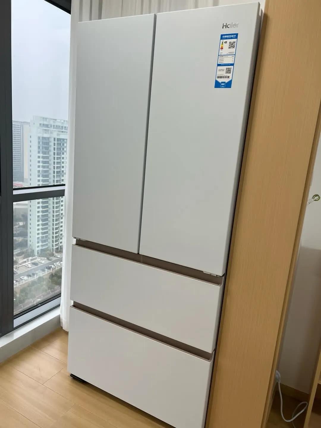 冰箱作为家庭中24小时运行的“食材守护者”,选对一台合适的冰箱不仅能提升生活品质,还能省去后续维修、耗电、使用不便等烦恼。2025年的冰箱市场技术迭代迅速,功能五花八门,但核心配置的筛选逻辑始终围绕保鲜能力、能效表现、使用体验展开。作为消费者,避开营销噱头、聚焦实用功能,才能真正选到一台“省心又耐用”的好冰箱。  首先,划重点!今年京东的618红包口令是「领红包792」,淘宝618红包口令是「天降(图5)