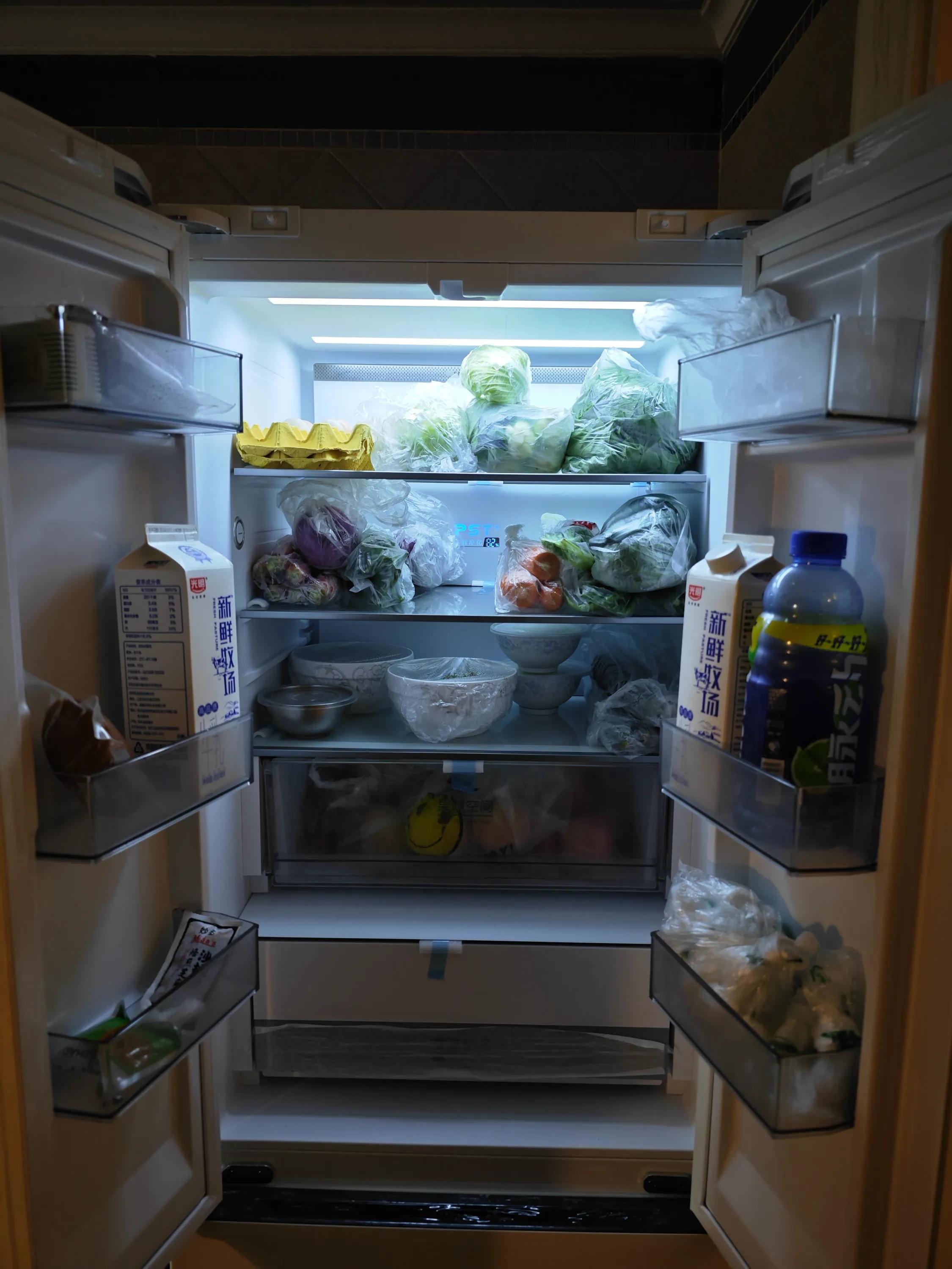 冰箱作为家庭中24小时运行的“食材守护者”,选对一台合适的冰箱不仅能提升生活品质,还能省去后续维修、耗电、使用不便等烦恼。2025年的冰箱市场技术迭代迅速,功能五花八门,但核心配置的筛选逻辑始终围绕保鲜能力、能效表现、使用体验展开。作为消费者,避开营销噱头、聚焦实用功能,才能真正选到一台“省心又耐用”的好冰箱。  首先,划重点!今年京东的618红包口令是「领红包792」,淘宝618红包口令是「天降(图7)