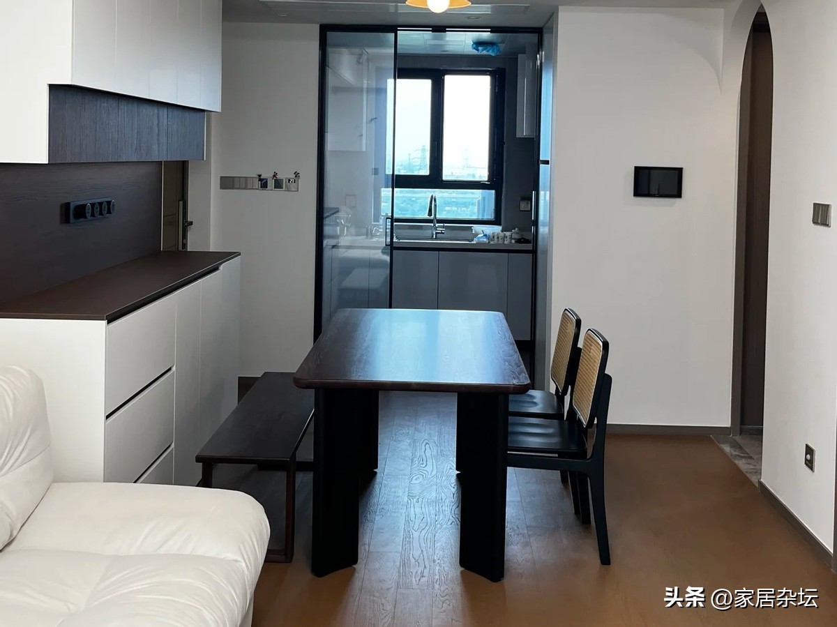 餐桌被“谋杀”了！90后邻居家的小户型隐形餐厅，让我看傻了眼(图5)
